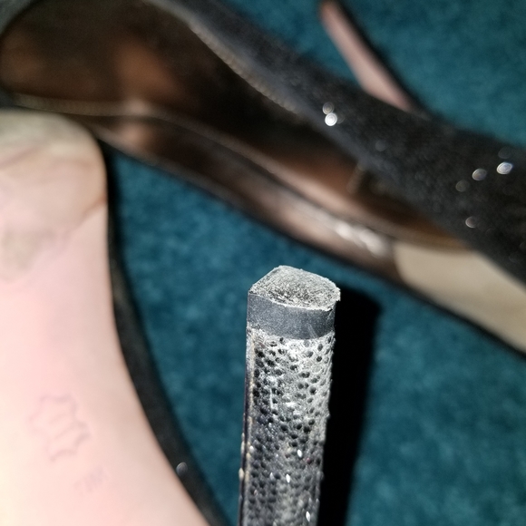 Black sparkly heels cliffs by white mountain - Picture 5 of 12